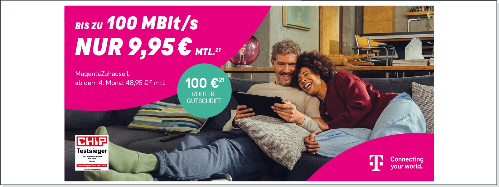 Werbebild für Telekom Internet mit 100 Mbit/s, lächelndes Paar nutzt Tablet auf Sofa.
